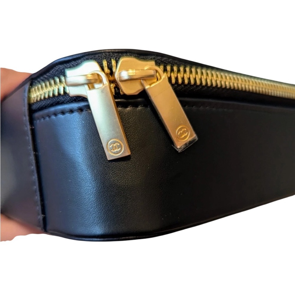 CHANEL Black Cosmetic Bag Elegant and Timeless Design - Picture 5 of 6
